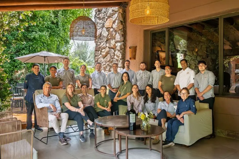 El equipo de Lares de Chacras reunido en la galería del hotel