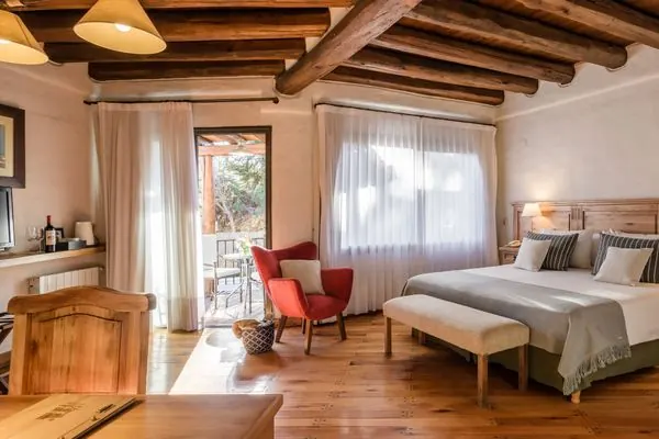Habitación Especial con sillón rojo, cama doble y salida al balcón